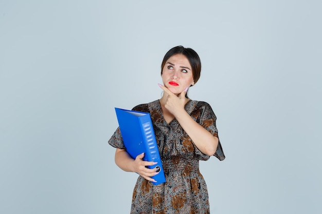 Giovane donna espressiva in posa in studio