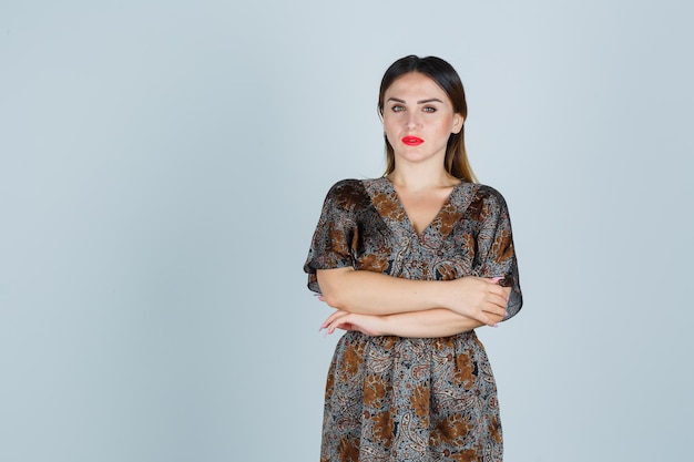 Giovane donna espressiva in posa in studio