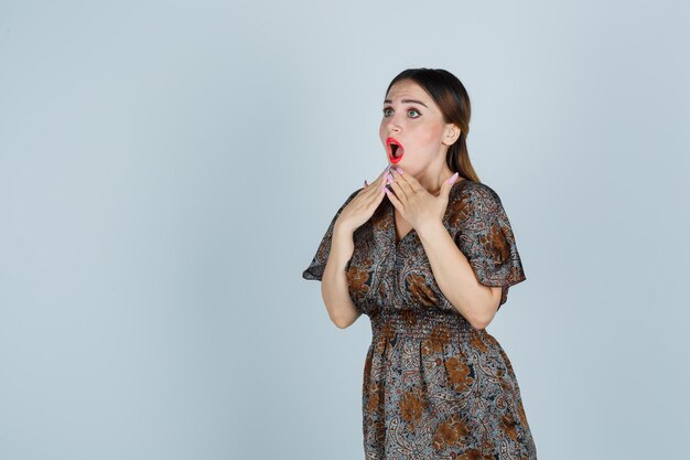 Giovane donna espressiva in posa in studio