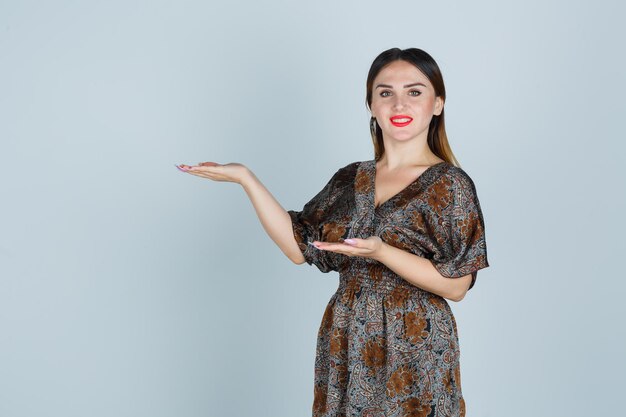 Giovane donna espressiva in posa in studio