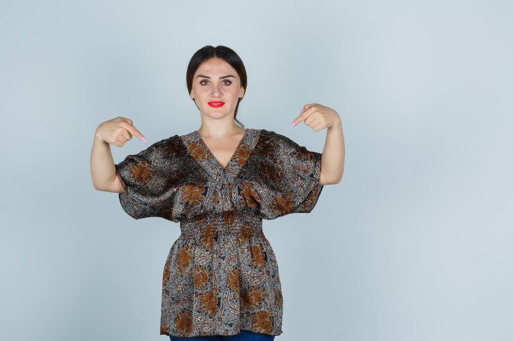 Foto gratuito giovane donna espressiva in posa in studio