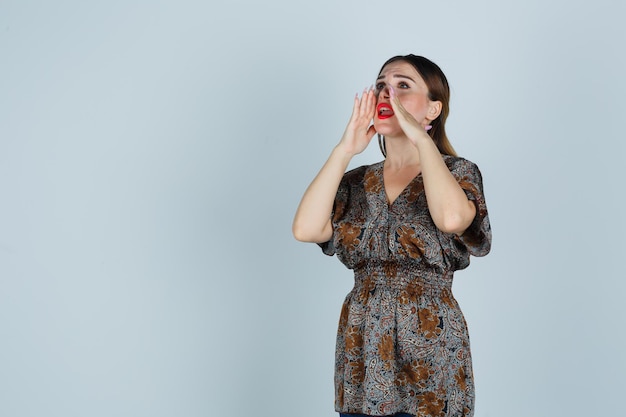 Giovane donna espressiva in posa in studio