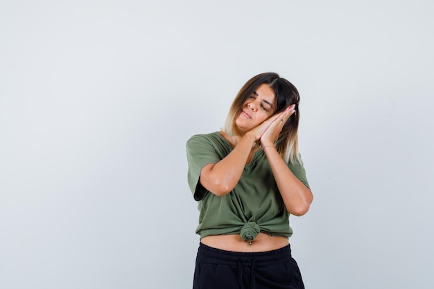 Giovane donna espressiva in posa in studio