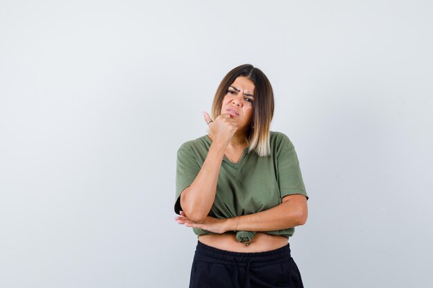 Giovane donna espressiva in posa in studio