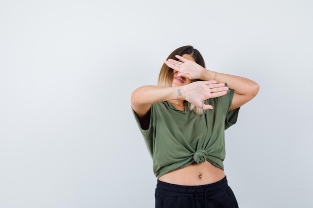 Giovane donna espressiva in posa in studio