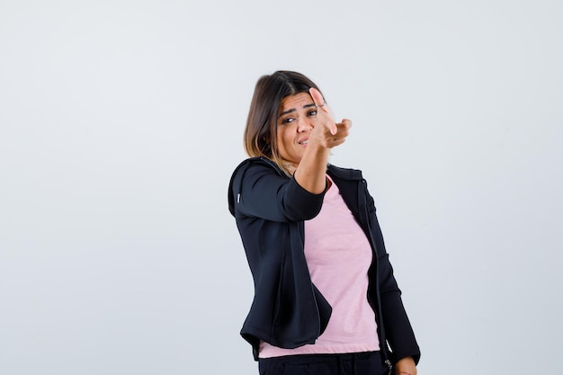 Giovane donna espressiva in posa in studio