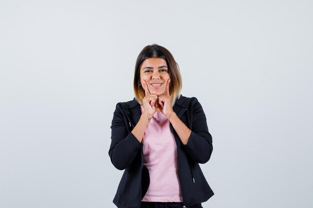 Giovane donna espressiva in posa in studio