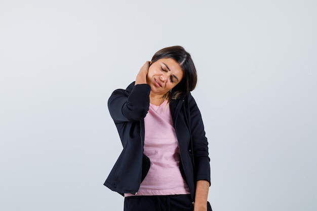 Giovane donna espressiva in posa in studio