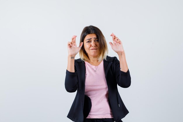 Giovane donna espressiva in posa in studio