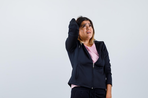 Giovane donna espressiva in posa in studio