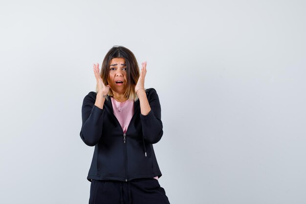 Giovane donna espressiva in posa in studio