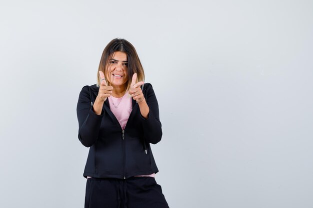 Giovane donna espressiva in posa in studio