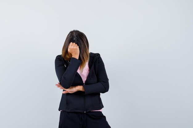 Giovane donna espressiva in posa in studio