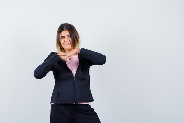 Giovane donna espressiva in posa in studio