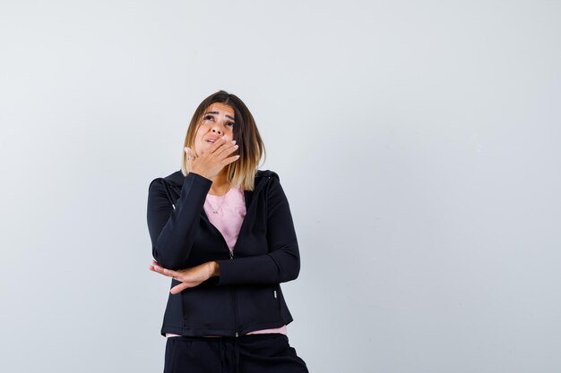 Giovane donna espressiva in posa in studio