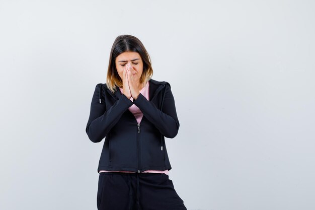 Giovane donna espressiva in posa in studio