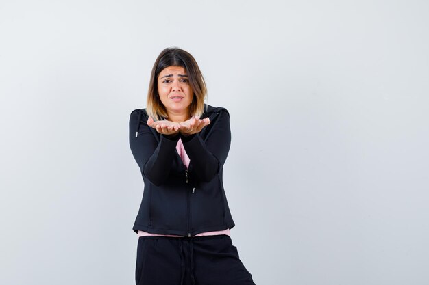 Giovane donna espressiva in posa in studio