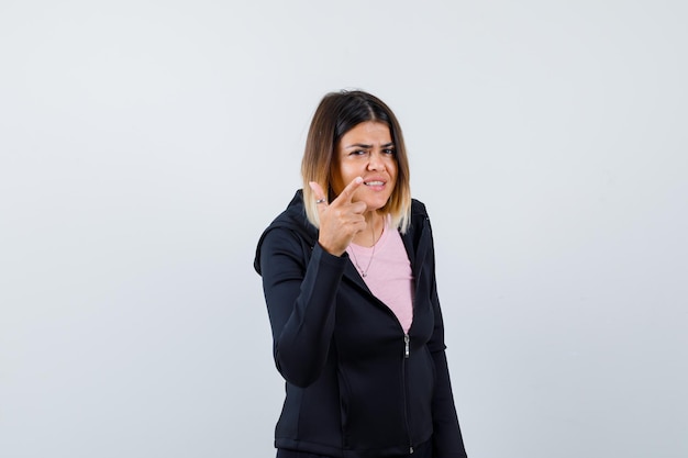 Giovane donna espressiva in posa in studio