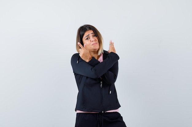 Giovane donna espressiva in posa in studio