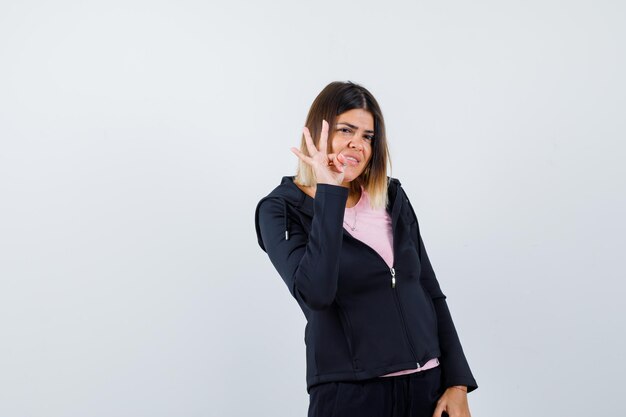 Giovane donna espressiva in posa in studio