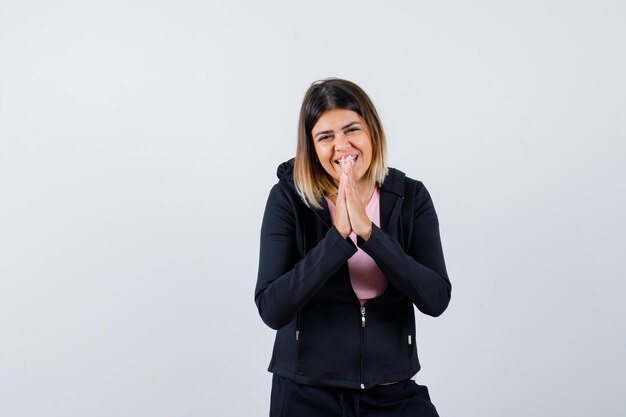 Giovane donna espressiva in posa in studio