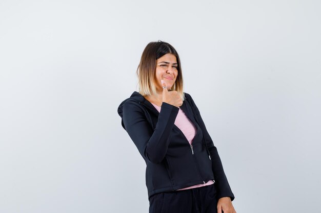 Giovane donna espressiva in posa in studio