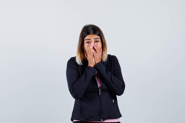 Giovane donna espressiva in posa in studio