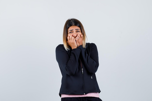 Giovane donna espressiva in posa in studio