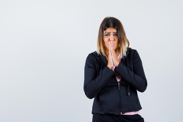 Giovane donna espressiva in posa in studio