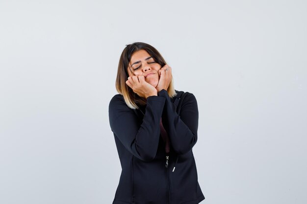 Giovane donna espressiva in posa in studio