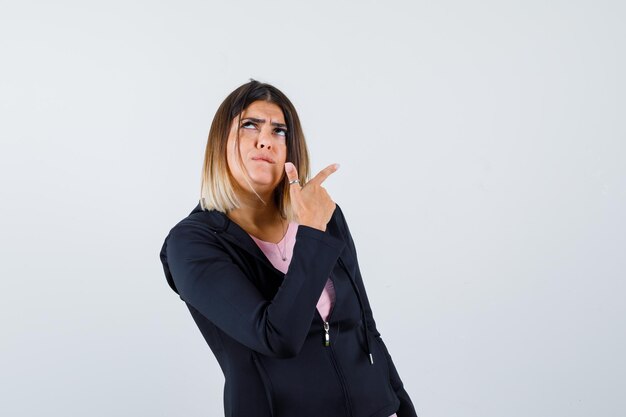 Giovane donna espressiva in posa in studio