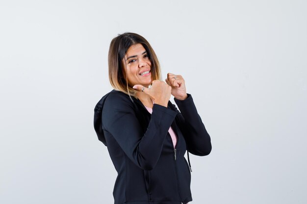 Giovane donna espressiva in posa in studio