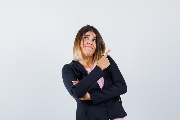 Giovane donna espressiva in posa in studio