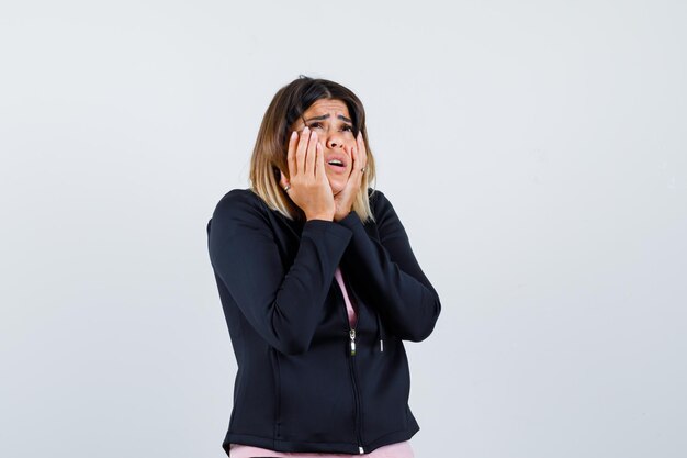 Giovane donna espressiva in posa in studio