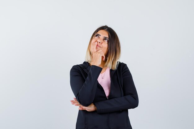 Giovane donna espressiva in posa in studio