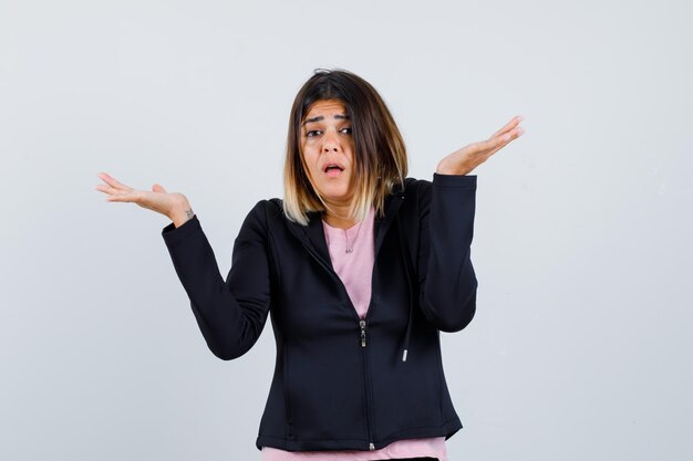 Giovane donna espressiva in posa in studio