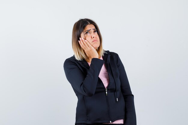 Giovane donna espressiva in posa in studio