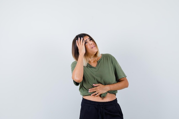 Giovane donna espressiva in posa in studio