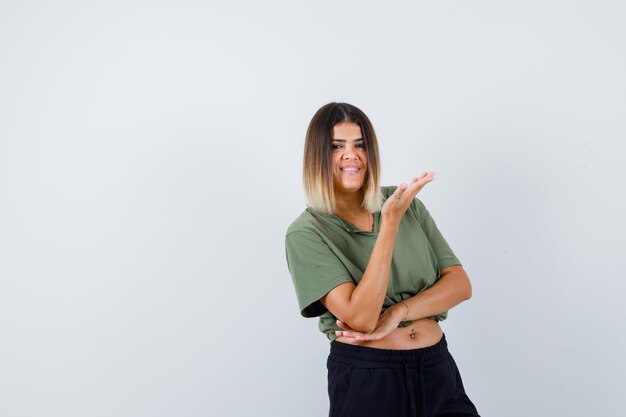 Giovane donna espressiva in posa in studio