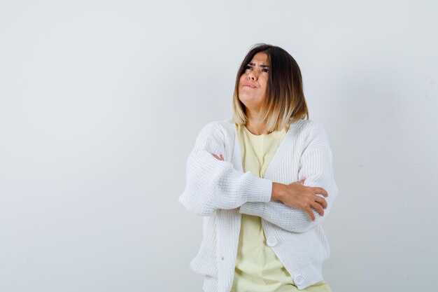 Giovane donna espressiva in posa in studio