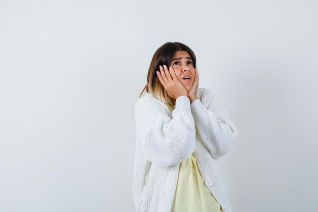 Giovane donna espressiva in posa in studio