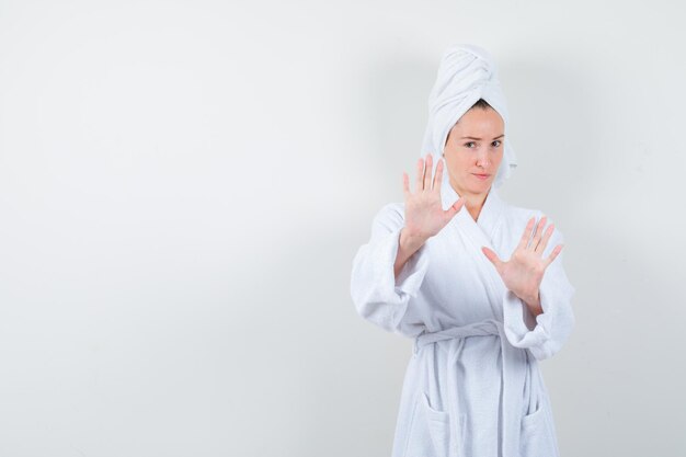 Giovane donna espressiva in posa in studio