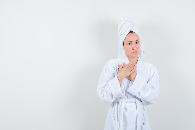 Giovane donna espressiva in posa in studio