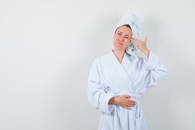 Giovane donna espressiva in posa in studio