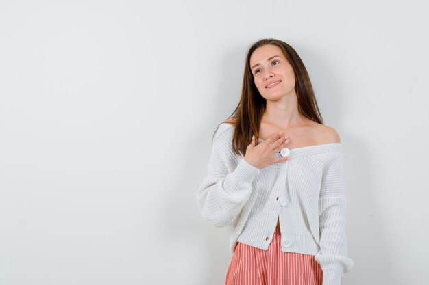 Giovane donna espressiva in posa in studio