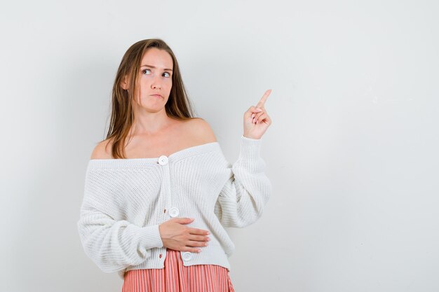 Giovane donna espressiva in posa in studio