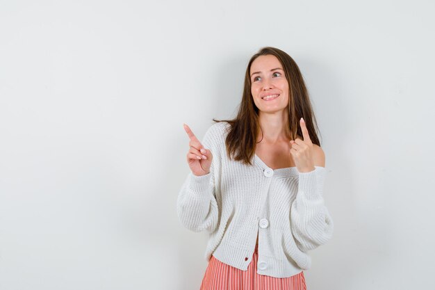 Giovane donna espressiva in posa in studio