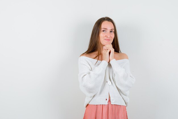 Giovane donna espressiva in posa in studio