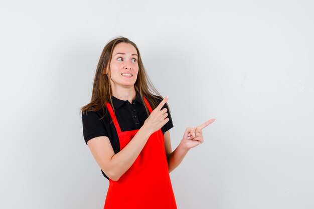 Giovane donna espressiva in posa in studio