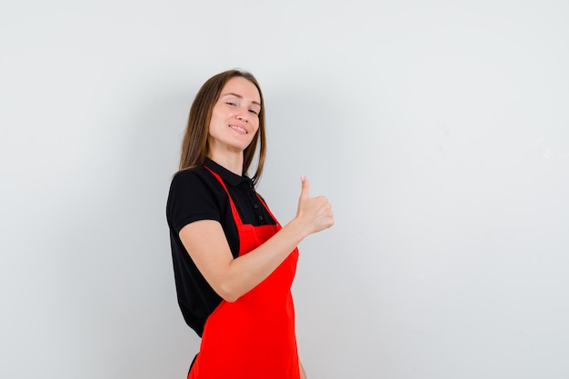 Giovane donna espressiva in posa in studio